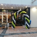 ballonnenboog restaurant eetcafe bij ingang entree vrolijke kleuren gemaakt