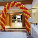 rood met gele ballonnenboog voor shell hoofdkantoor extra groot maken