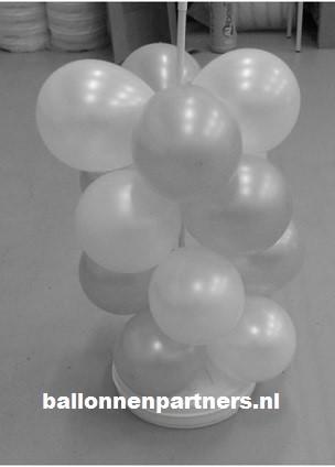 ballon pilaar zelf maken stap 6 bevestigen van clusters op frame