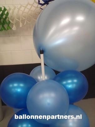 ballon pilaar zelf maken stap 8 top ballon op frame plaatsen