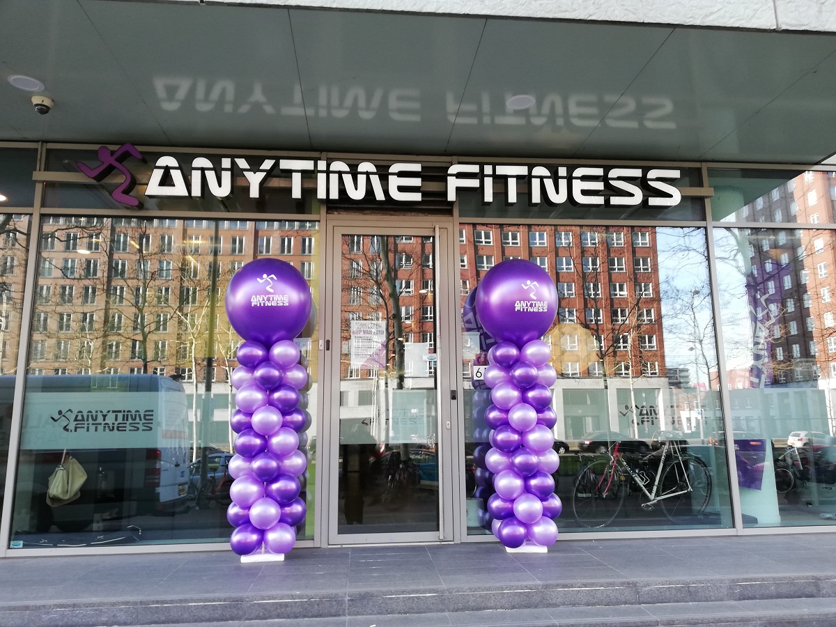 ballonpilaren met logo Anytime fitness jubileum bij de voor deur