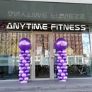 ballonpilaren met logo Anytime fitness jubileum bij de voor deur