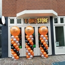 ballonpilaren met logo op top E Bike store voor winkel