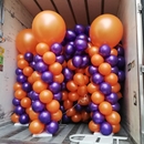 vrachtwagens vol met ballon pilaren