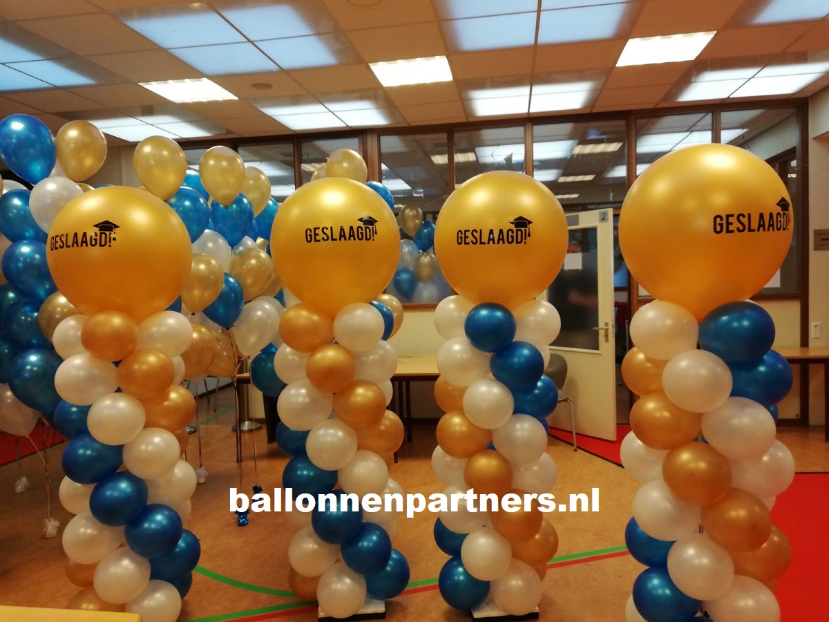 ballonnen decoraties met pilaren inclusief tekst geslaagd en helium trossen